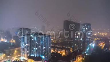 夜城，摩天大楼和发光的窗户在雷雨和闪电。 时间推移